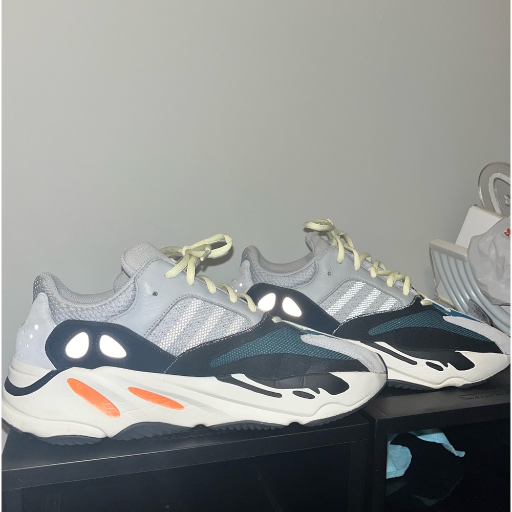 YEEZY SNEAKERS